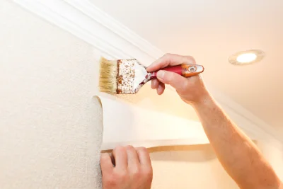 Pose de papier peint à Dième — revêtements muraux et toiles de verre